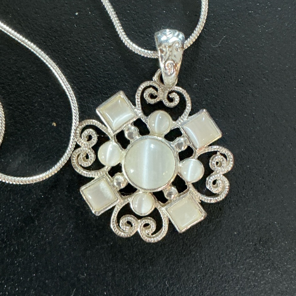 Vintage Roman Designet Silver Pendant and Cats Eye Stone Pendent Necklace